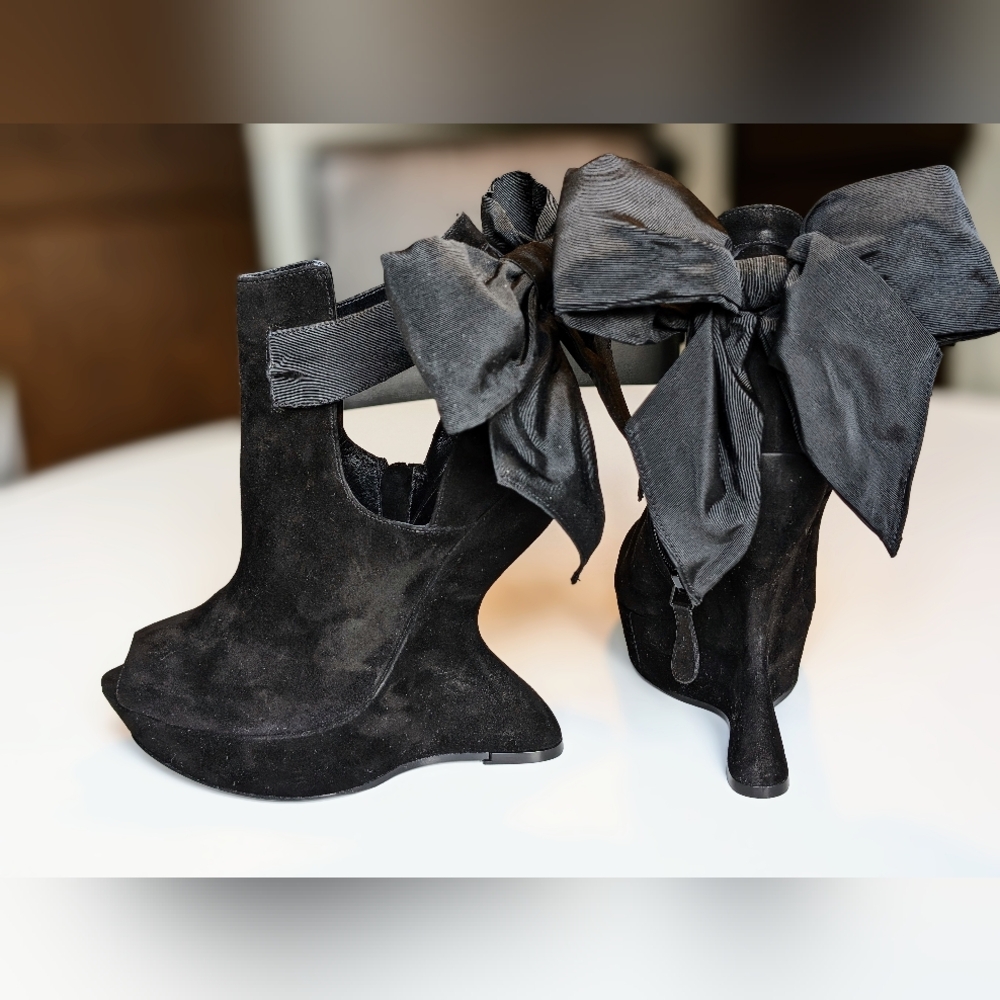 Alexander McQueen | Fall 2011 Black Heelless Suede Bow Platform | 39 - Picture 2 of 8